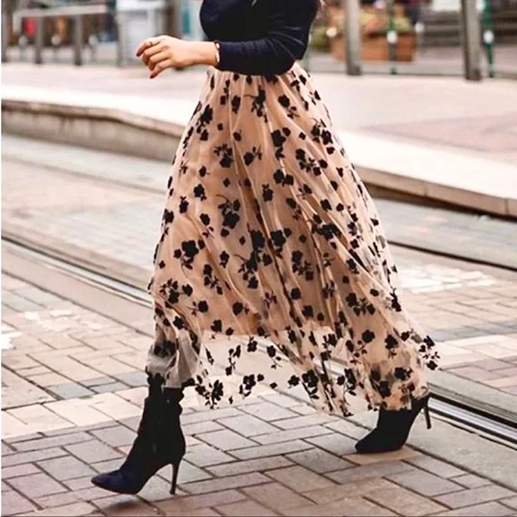 *NWOT* Floral Toole Skirt in Coffee with Black Velvet Flowers-One Size Fits Most - Picture 1 of 3